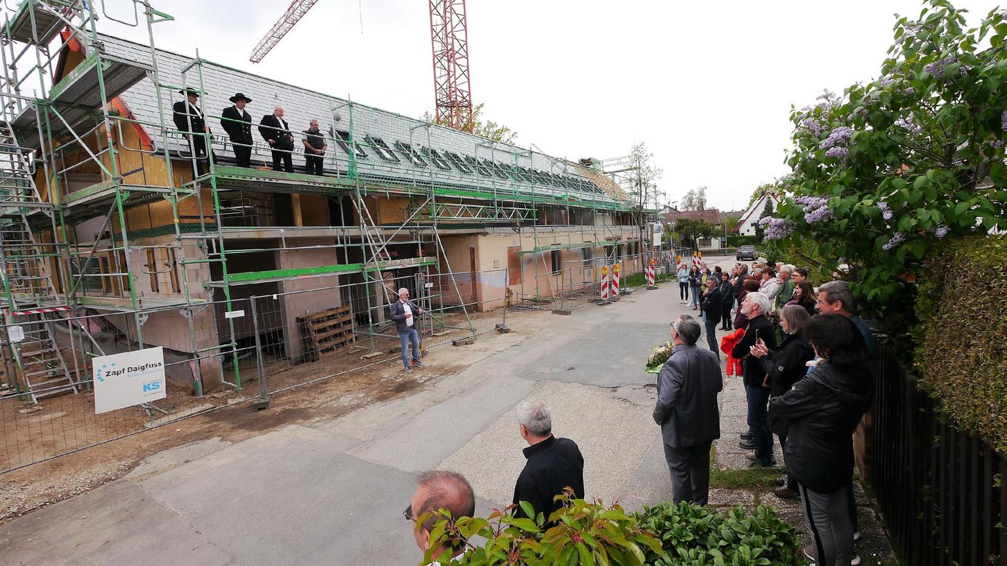 Viele Unterreichenbacher waren zum Richtfest gekommen. Vor dem Bauzaun Pfarrer Werner Konnerth, der „Bauherr“, bei der Begrüßung. Das Projekt wird insgesamt mehr als vier Millionen Euro kosten. Einzug soll Mitte 2023 sein.
Viele Unterreichenbacher waren zum Richtfest gekommen. Vor dem Bauzaun Pfarrer Werner Konnerth, der „Bauherr“, bei der Begrüßung. Das Projekt wird insgesamt mehr als vier Millionen Euro kosten. Einzug soll Mitte 2023 sein.