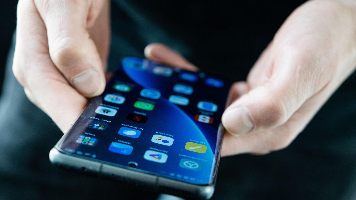 Die Listenpreise des Xiaomi 12 Pro starten bei 1050 Euro. Im Handel ist das Smartphone teils aber schon für weniger als 900 Euro zu haben. Die Listenpreise des Xiaomi 12 Pro starten bei 1050 Euro. Im Handel ist das Smartphone teils aber schon für weniger als 900 Euro zu haben.
