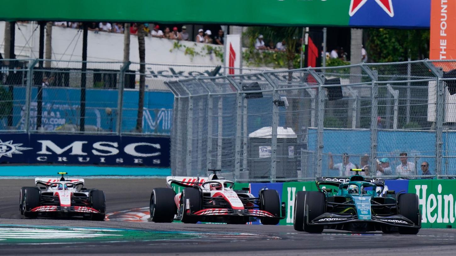Sebastian Vettel vom Team Aston Martin fährt vor Kevin Magnussen und Mick Schumacher vom Team Haas. Sebastian Vettel vom Team Aston Martin fährt vor Kevin Magnussen und Mick Schumacher vom Team Haas.