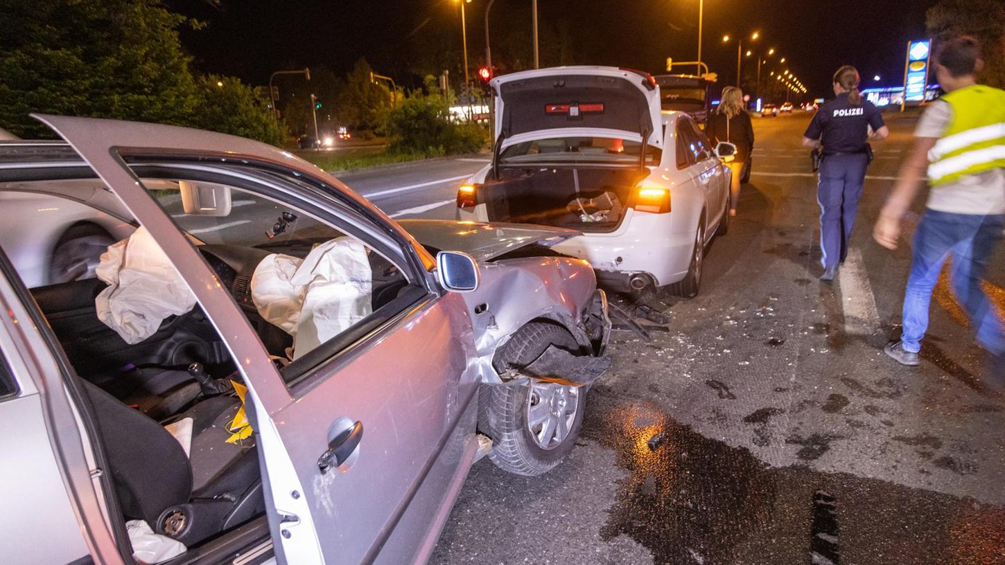 Die Polizei wurde am späten Sonntagabend zu einem kuriosen Unfall im Nürnberger Süden gerufen. Die Polizei wurde am späten Sonntagabend zu einem kuriosen Unfall im Nürnberger Süden gerufen.