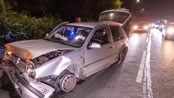 Alkoholisiert und nur zwei intakte Reifen: Kurioser Verkehrsunfall in den Nachtstunden