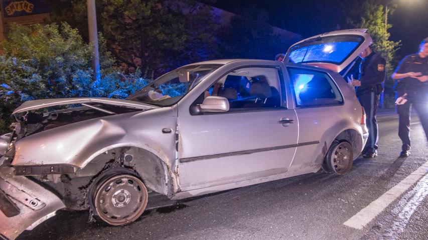 Polizeibericht Nürnberg: Alkoholisierter Mann verursacht Unfall - mit nur zwei Reifen am Auto