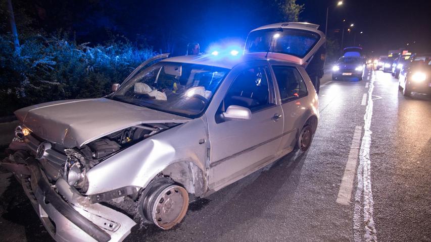Polizeibericht Nürnberg: Alkoholisierter Mann verursacht Unfall - mit nur zwei Reifen am Auto