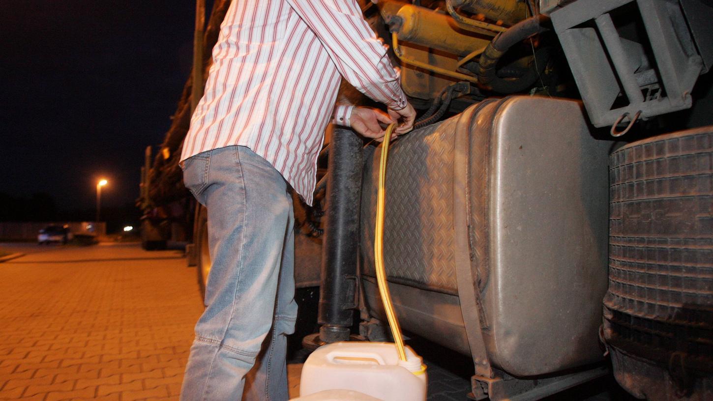 Die bislang Unbekannten zapften rund 300 Liter Diesel ab.
Die bislang Unbekannten zapften rund 300 Liter Diesel ab.