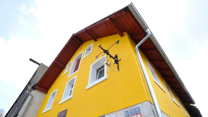 ...treffen Sie auf das gelbe Haus. Es ist der Stammsitz des Vereins "Kunreuth: Hier lässt sich's leben." Sehen Sie das Zunft-Zeichen?