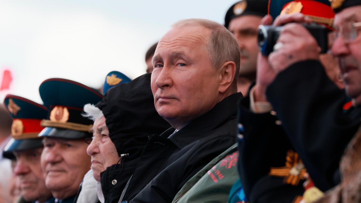 Das von der staatlichen russischen Nachrichtenagentur Sputnik veröffentlichte Foto zeigt Wladimir Putin während der Militärparade zum "Tag des Sieges" auf dem Roten Platz in Moskau.