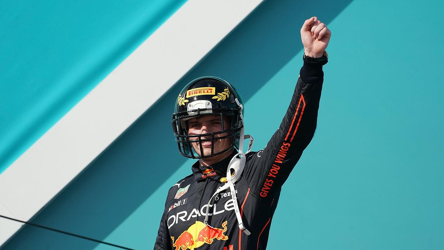 Red-Bull-Pilot Max Verstappen reckt bei der Siegerehrung die Faust in die Luft. Red-Bull-Pilot Max Verstappen reckt bei der Siegerehrung die Faust in die Luft.