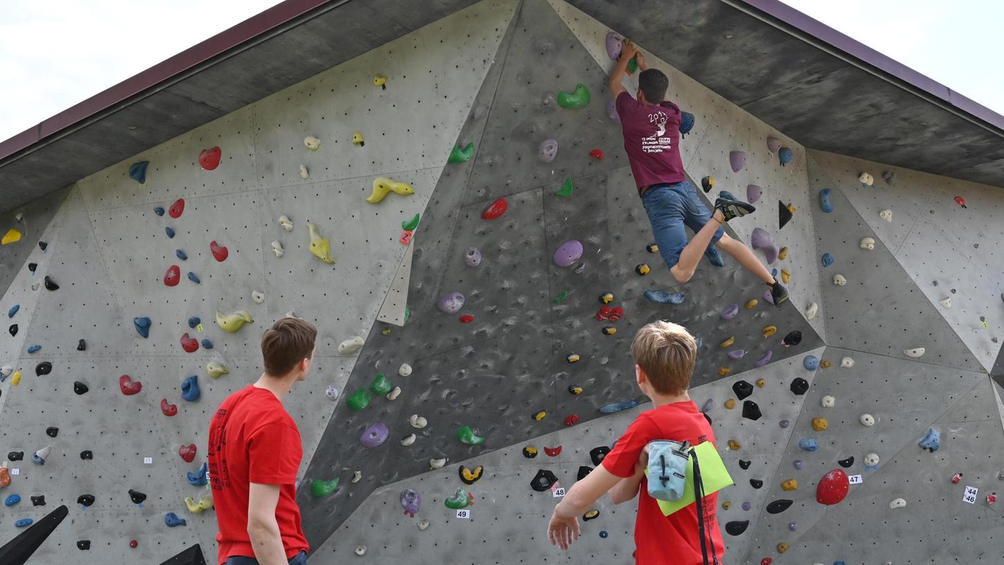 Das Schöne am Bouldern: Alle Generationen können hier gemeinsam Sport treiben. Das war auch bei der Erlanger Stadtmeisterschaft zu sehen.
Das Schöne am Bouldern: Alle Generationen können hier gemeinsam Sport treiben. Das war auch bei der Erlanger Stadtmeisterschaft zu sehen.