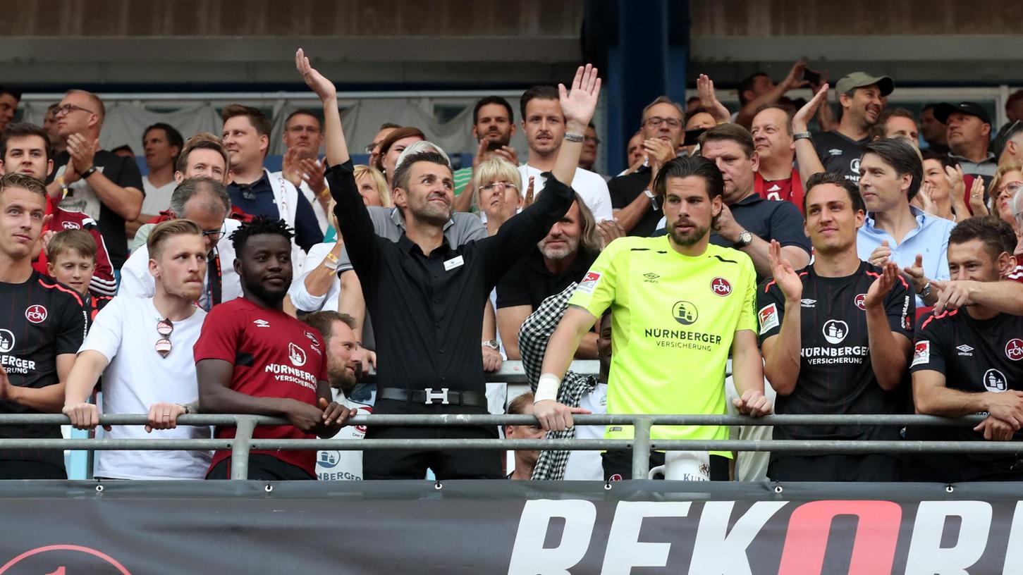 Ein Jahr nach einem enttäuschenden Saisonende: Der Club und Michael Köllner steigen 2018 auf. Ein Jahr nach einem enttäuschenden Saisonende: Der Club und Michael Köllner steigen 2018 auf.