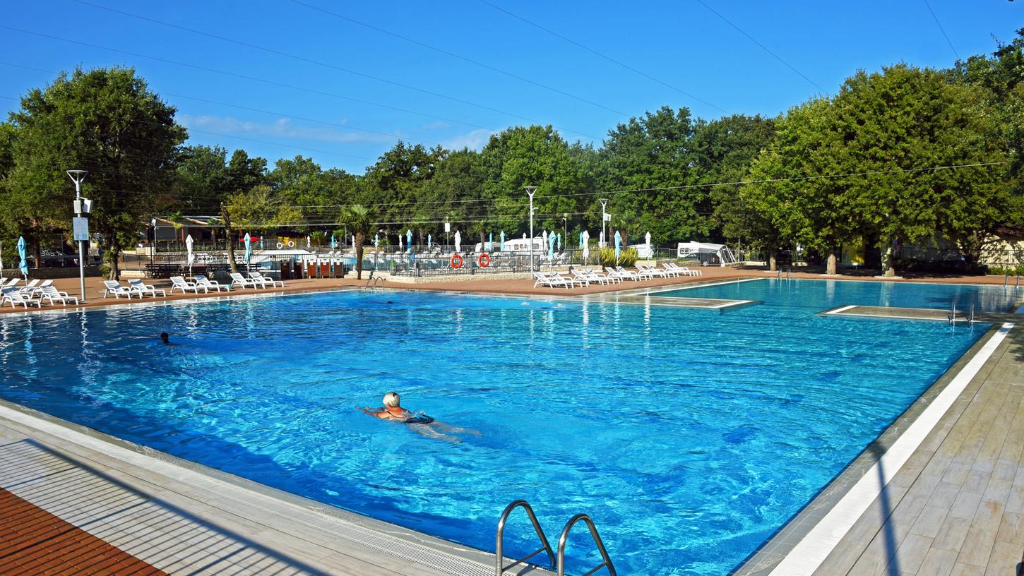 Oben ohne im Schwimmbad? In einigen Fällen ist das erlaubt. Oben ohne im Schwimmbad? In einigen Fällen ist das erlaubt.