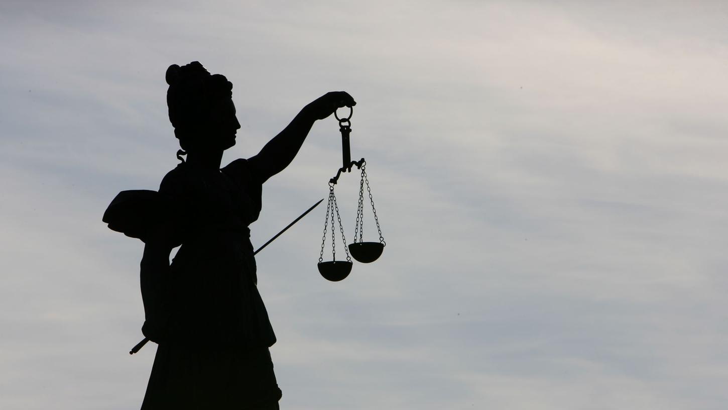Ein Gericht urteilte, dass einem Betroffenen mit einer Schmerzstörung Rente zusteht. Ein Gericht urteilte, dass einem Betroffenen mit einer Schmerzstörung Rente zusteht.