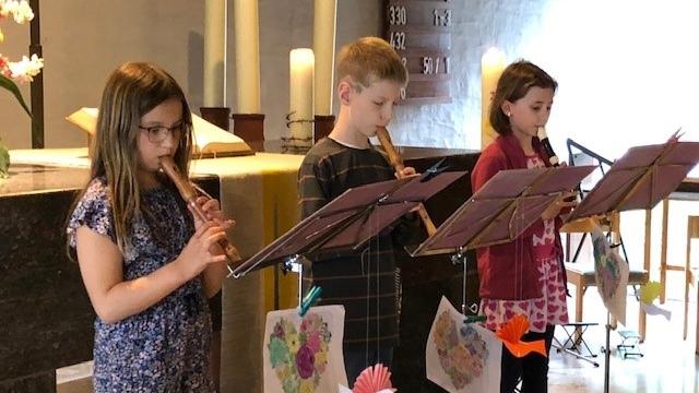 Nach zwei Jahren Corona Pause konnte endlich wieder das traditionelle Muttertagskonzert der Städtischen Musikschule Höchstadt in der Christuskirche stattfinden. In gewohnter Vielfalt gab es Musik und Gesang vom Barock bis zur Moderne; von den Schülerinnen und Schülern auf diversen Instrumenten interpretiert. Nach dem Auftritt des Erwachsenen-Blockflötenensembles mit der bekannten Eurovisionsmelodie, begrüßte Pfarrer Klaus Eyselein als neuer Hausherr die zahlreich erschienenen Musikanten und Gäste und freute sich über den bunten Reigen der vielen Melodien.  Gleich nach dem Blockflötenensemble, das in dieser Besetzung seit über 25 Jahren unter der Leitung von Claudia Schulten – Kuth spielt, erfreuten die Jüngsten zusammen mit ihrer Lehrerin Angelika Dresel das Publikum passend zum Muttertag mit kleinen Gedichten, Liedern und Blockflötenspiel. Auch die folgenden Beiträge von Saxophon,   Klarinette und Querflöte, von Gitarre bis zu Klavier und Gesang demonstrierten die Bandbreite der Musikschule.