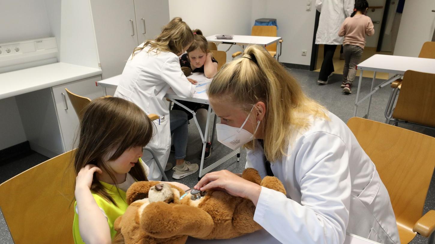 Nach der Wiedereröffnung des Teddybärkrankenhauses an der Universitätsmedizin empfängt Anna Rautmann, Medizinstudentin, den Teddy einer kleinen Besucherin. Nach der Wiedereröffnung des Teddybärkrankenhauses an der Universitätsmedizin empfängt Anna Rautmann, Medizinstudentin, den Teddy einer kleinen Besucherin.