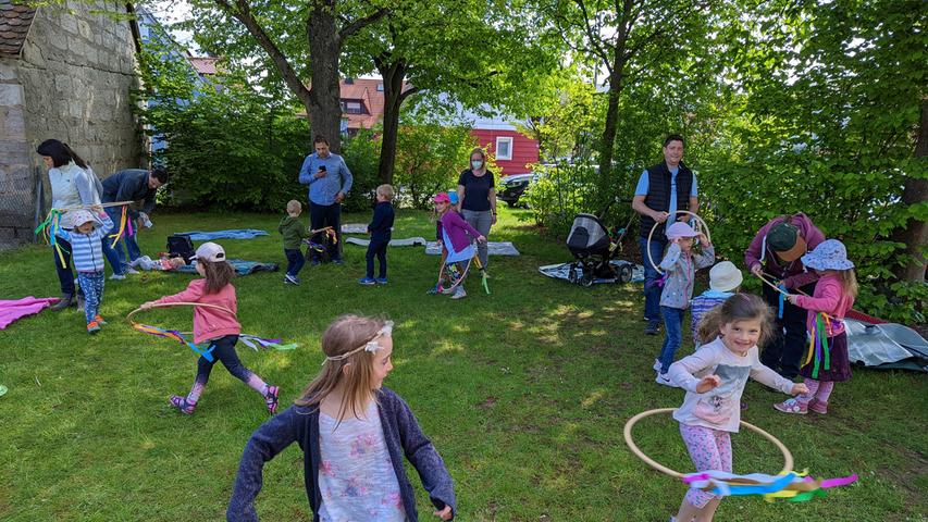 Ein buntes Treiben gab es am Samstagmorgen, 7. Mai, in der Musikschule Hemhofen. Das Kolleginnen-Team der „Elementare Musik Praxis“ = „EMP“ hatte alle Musikschüler im Alter von 2 – 6 Jahren gemeinsam mit ihren Familien eingeladen. Dieser erste Familien-Aktions-Tag war ein neues Angebot und wurde sehr gut angenommen. Nach einem gemeinsamen Begrüßungslied ging es - aufgeteilt in zwei Gruppen - weiter. Hier tummelten sich die lieben Kleinen wie muntere Fische im See und konnten dieses rhythmisch mit Instrumenten untermalen. Danach gab es Zeit für eine Stärkung – gesponsert vom Förderverein der Musikschule. In einer zweiten Runde wurde das Thema „Kerwa“ aufgegriffen. Aktuell findet im Dorf gerade die Kerwa statt, so dass der Bezug zu einem Karussell rasch hergestellt werden konnte. Zur Begleitung wurden verschiedene Instrumente aus dem Orff-Bereich angeboten. Tanz und Instrumentenkunde rundeten das Ereignis ab. Unsere nächste öffentliche Aktion ist der Info-Tag am 21.05.22 in der Musikschule. Dazu sind alle herzlich eingeladen.