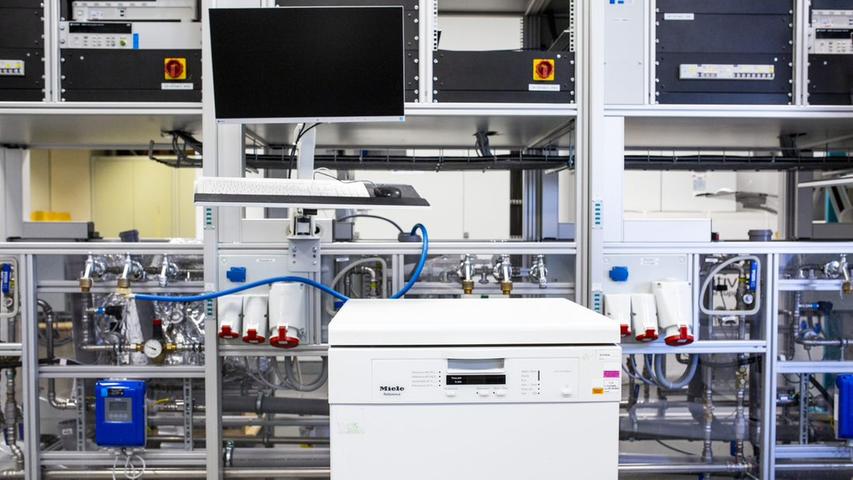 In Nürnberg werden in einem Labor auch Geschirrspülmaschinen getestet. Das dauert insgesamt etwa sechs Monate. 