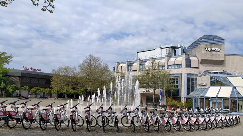 Nürnberg hat einen neuen Brunnen. Die "Fontana di bici", Brunnen des Fahrrads. Viele Fahrräder ohne Fahrer, wo sind sie nur geblieben, die Radler am Heinrich-Böll-Platz? 
