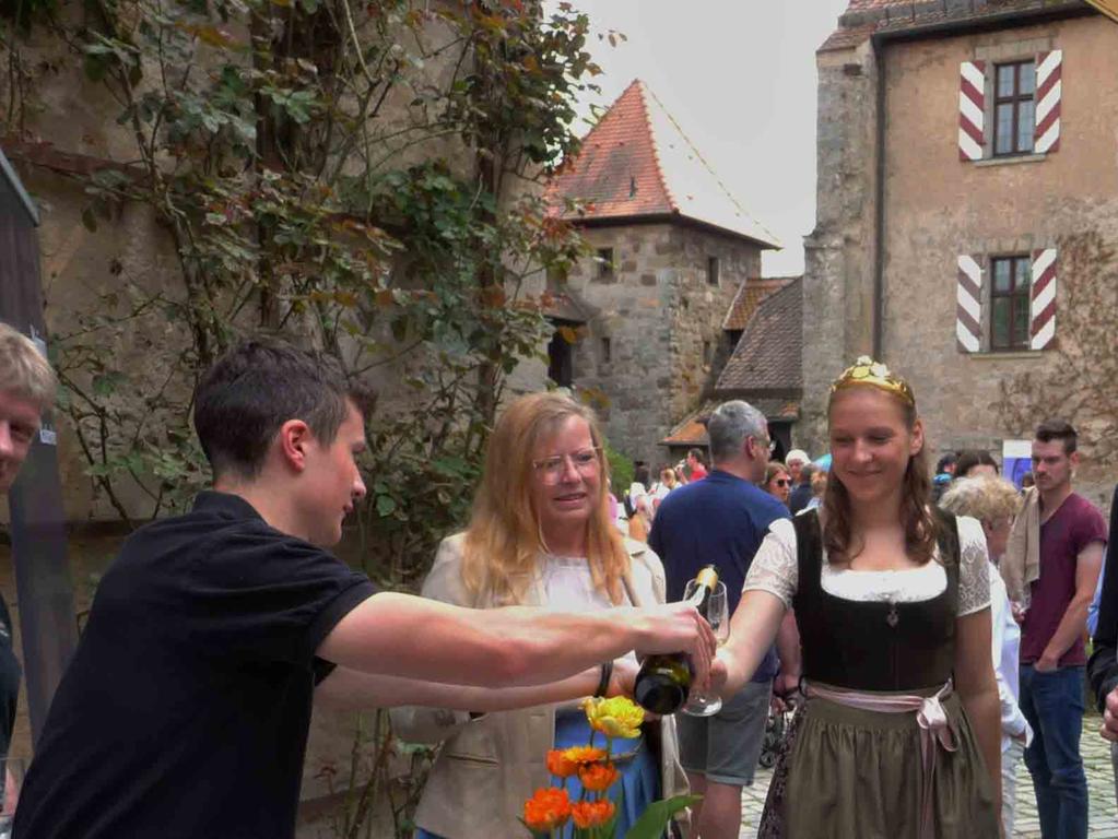 Den Königinnenwein von Anne Schürmer wählte die Landtagsabgeordnete Gabi Schmidt (Mitte) zum Fraktionswein ihrer Freien Wähler aus.
Den Königinnenwein von Anne Schürmer wählte die Landtagsabgeordnete Gabi Schmidt (Mitte) zum Fraktionswein ihrer Freien Wähler aus.