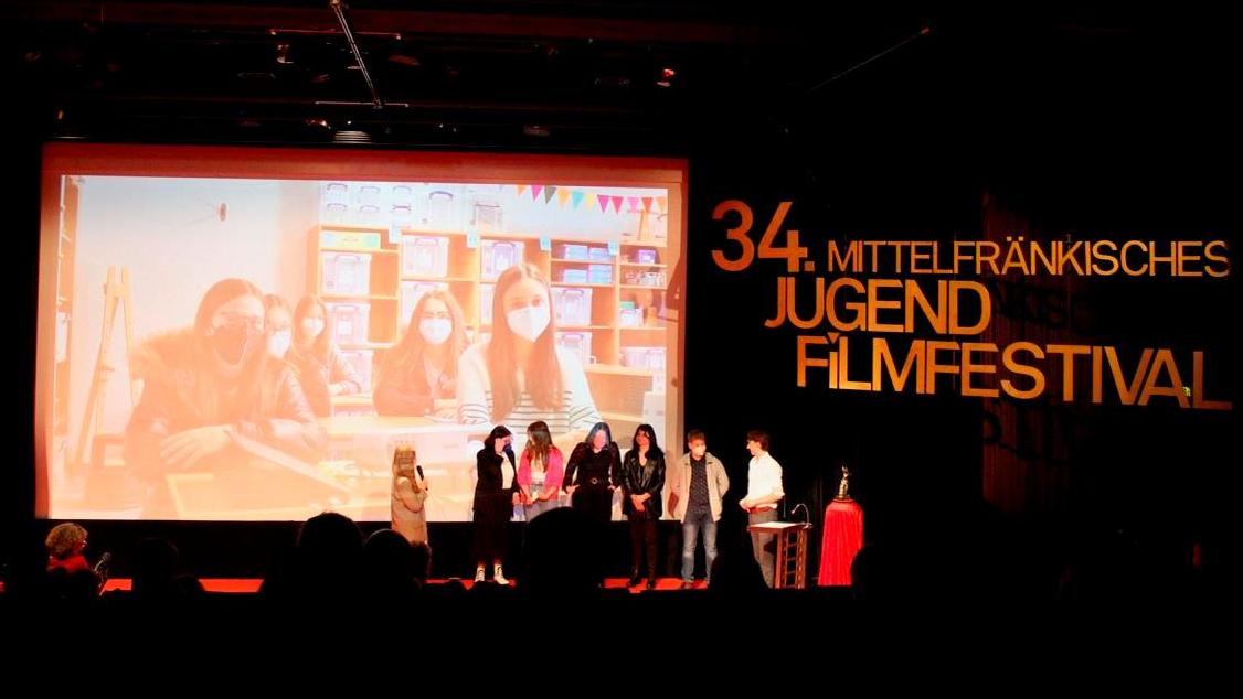 Im Cinecitta wurde der Kurzfilm "Klub der Gewinner – es kann jeden treffen" unter anderem für die Lebensnähe und die klare Bildsprache gelobt. Nun kann er auch beim Bayerischen Kinder- und Jugendfilmfestival ins Rennen gehen.  
