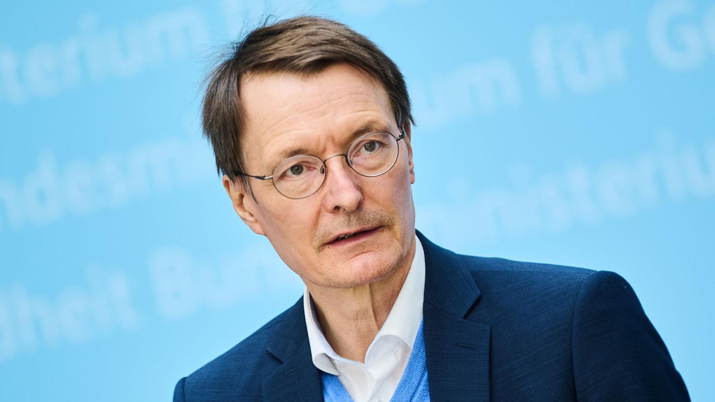 Derzeit fehle der "Spielraum, auf Masken im öffentlichen Verkehr zu verzichten", glaubt Bundesgesundheitsminister Karl Lauterbach. Derzeit fehle der "Spielraum, auf Masken im öffentlichen Verkehr zu verzichten", glaubt Bundesgesundheitsminister Karl Lauterbach.