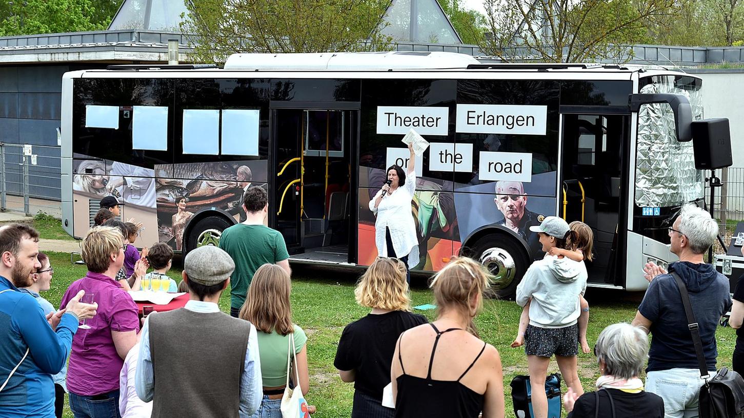 Ein Hoch auf das Theater Erlangen „auf der Straße“: Intendantin Katja Ott präsentiert die neue ungewöhnliche Spielstätte.
Ein Hoch auf das Theater Erlangen „auf der Straße“: Intendantin Katja Ott präsentiert die neue ungewöhnliche Spielstätte.