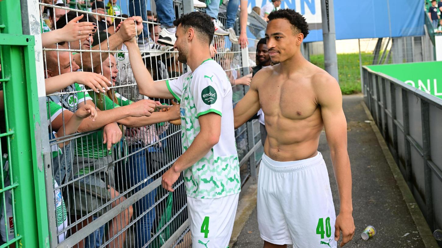 Endlich wieder Nähe: Maximilian Bauer und Jamie Leweling nach dem letzten Heimspiel vor der Nordtribüne.