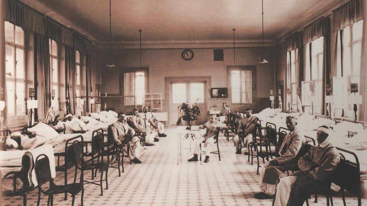 Die Aufnahme aus der Zeit zwischen 1900 und 1915 zeigt, wie die typischen Krankensäle des Städtischen Klinikums bis zur Mitte des 20. Jahrhunderts aussahen.