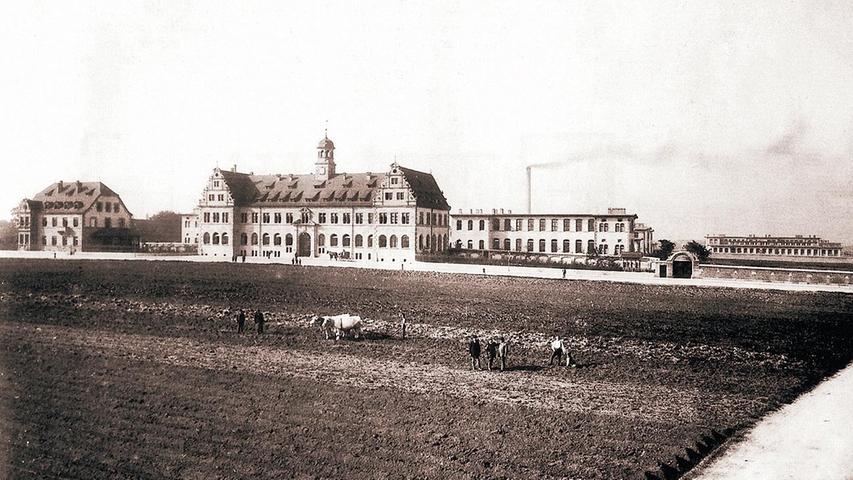 Blick auf das Städtische Klinikum Nürnberg von Osten im Jahr 1898. Bei seiner Erbauung war das Krankenhaus an der Flurstraße im Osten, Westen und Norden noch von Feldern umgeben. In der Bildmitte das heutige Haus 1, links daneben das damalige Direktoren-Wohnhaus.