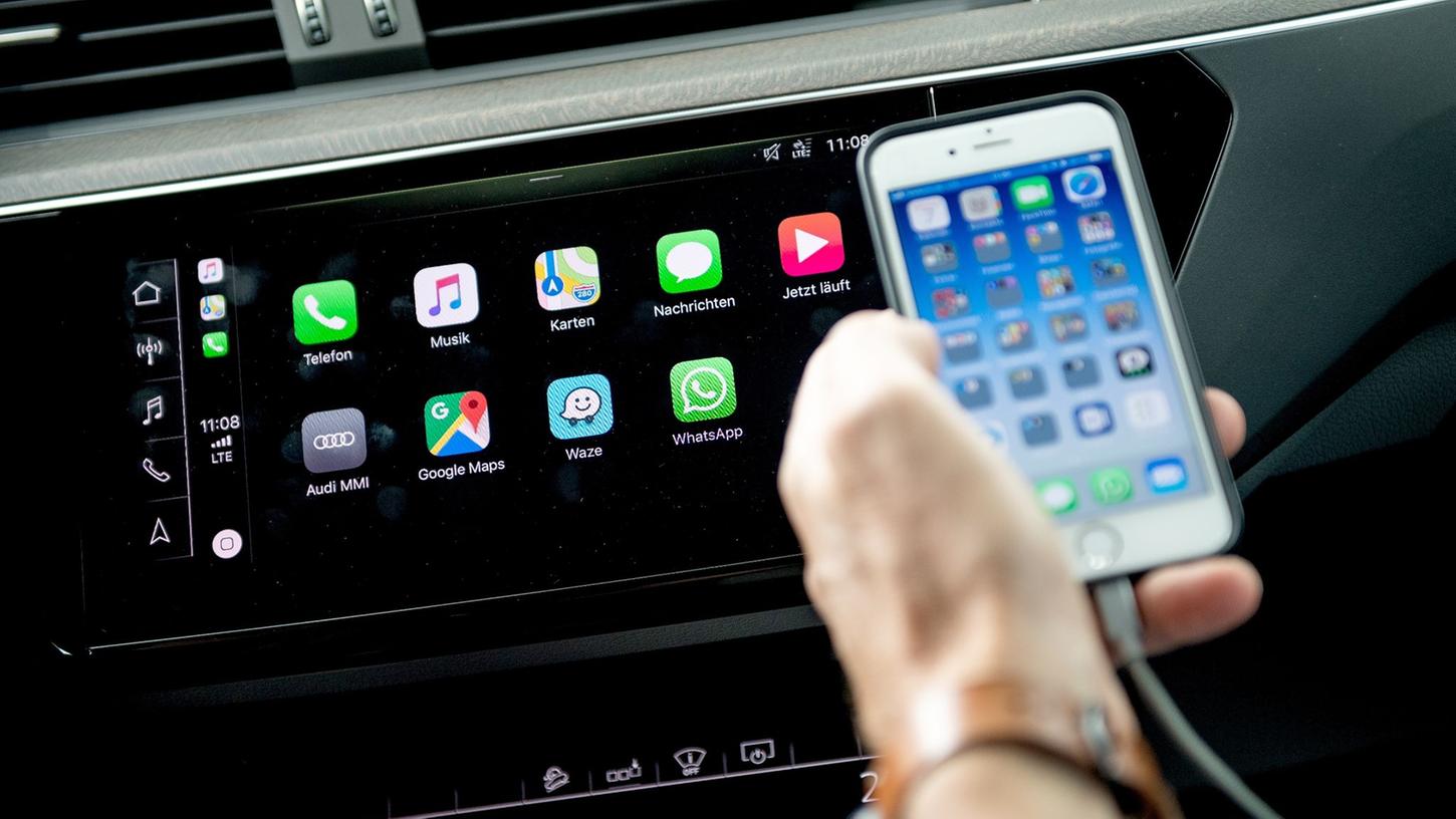 Voll vernetzt: Viele Funktionen in modernen Autos laufen über Apps - und brauchen dafür häufig auch persönliche Daten. Voll vernetzt: Viele Funktionen in modernen Autos laufen über Apps - und brauchen dafür häufig auch persönliche Daten.