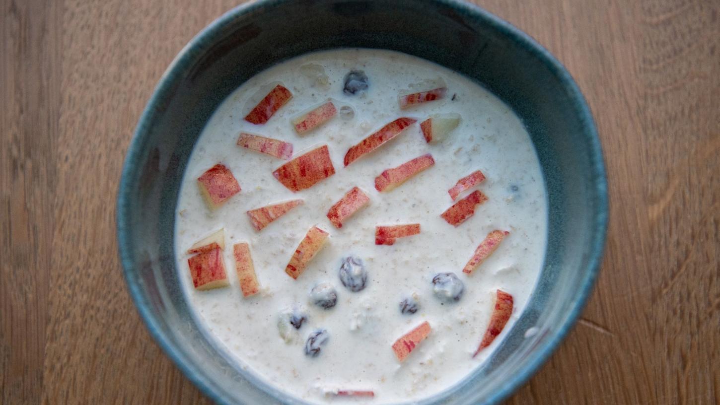 Der Schweizer Arzt Maximilian Oskar Bircher-Benner servierte den später nach ihm benannten Frühstücksklassiker Bircher Müsli erstmals um 1900 in seinem Sanatorium - als sogenannte "Apfeldiätspeise" und zum Abendessen. Der Schweizer Arzt Maximilian Oskar Bircher-Benner servierte den später nach ihm benannten Frühstücksklassiker Bircher Müsli erstmals um 1900 in seinem Sanatorium - als sogenannte "Apfeldiätspeise" und zum Abendessen.