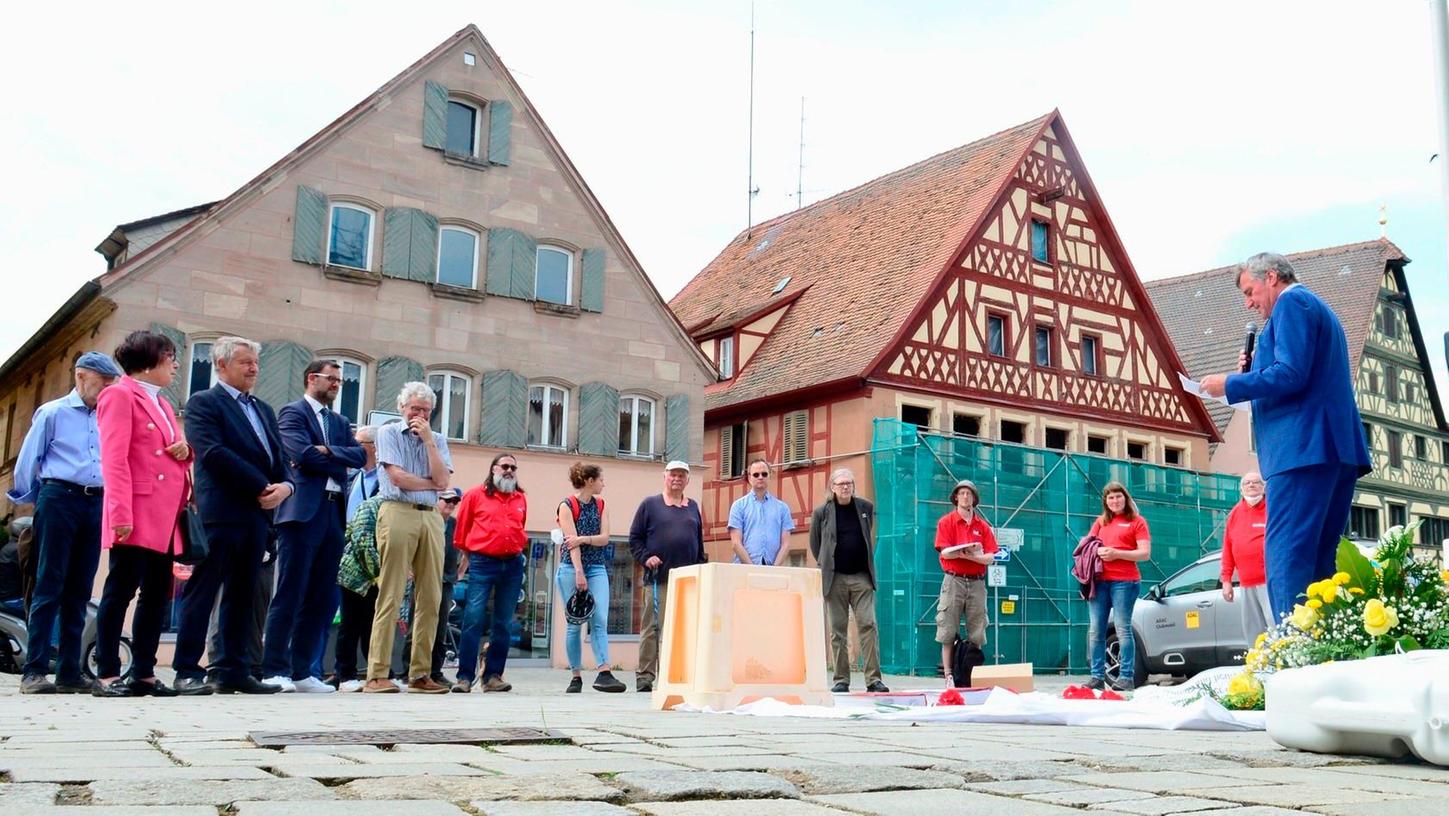 „Das Ende des Weltkrieges war ein Tag der Befreiung vom Faschismus.“ Eine überschaubare Zahl von Teilnehmern erinnerte auf dem Rother Marktplatz an den 8. Mai 1945.
„Das Ende des Weltkrieges war ein Tag der Befreiung vom Faschismus.“ Eine überschaubare Zahl von Teilnehmern erinnerte auf dem Rother Marktplatz an den 8. Mai 1945.