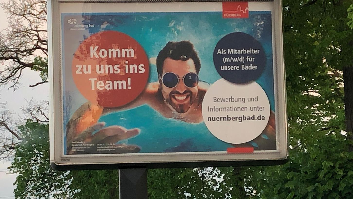 In Nürnberg suchen die Verantwortlichen auf großen Werbetafeln nach Personal für die Freibäder.
In Nürnberg suchen die Verantwortlichen auf großen Werbetafeln nach Personal für die Freibäder.