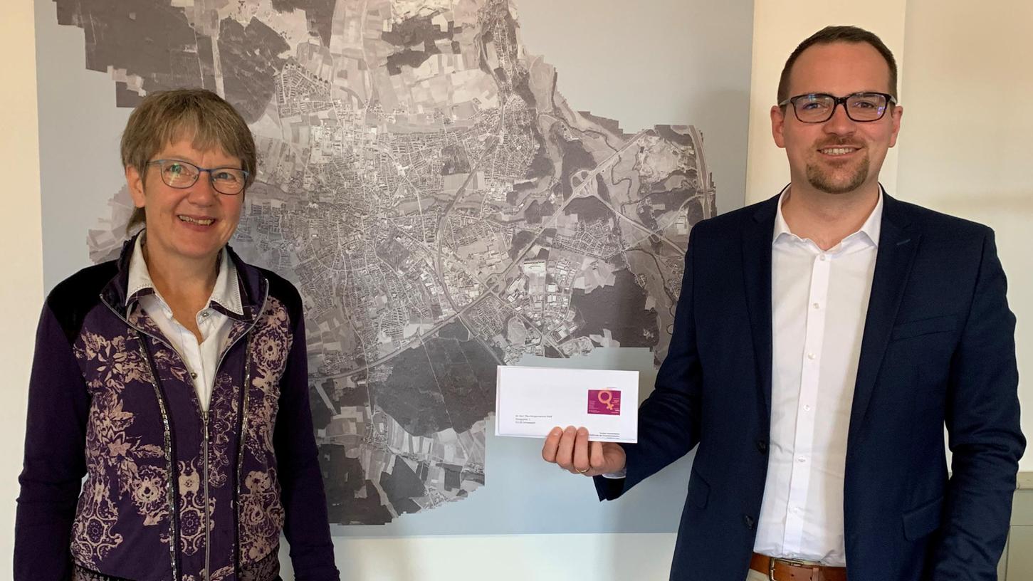 In Schwabach sollen mehr Straßen nach Frauen benannt werden, findet die Frauenkommission. Vorsitzende Andrea Hopperdietzel überreichte einen entsprechenden Antrag an Oberbürgermeister Peter Reiß.
In Schwabach sollen mehr Straßen nach Frauen benannt werden, findet die Frauenkommission. Vorsitzende Andrea Hopperdietzel überreichte einen entsprechenden Antrag an Oberbürgermeister Peter Reiß.