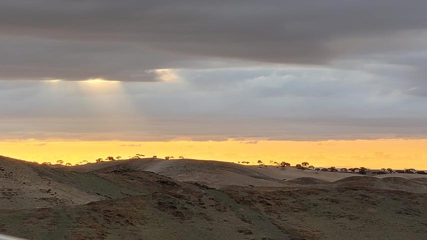 Vom Wüstenhotel "The White Camel Loge"  aus lässt sich der Sonnenuntergang beobachten, jede Sekunde verändert sich die Farbkulisse. 