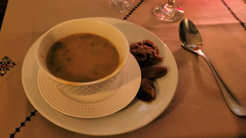 Sobald im Ramadan die Sonnen untergegangen ist, dürfen die Menschen ihr Fasten brechen. Bei den meisten gibt es zunächst eine Harira, eine herzhafte Suppe, zu der süßes Zuckergebäck gereicht wird.
