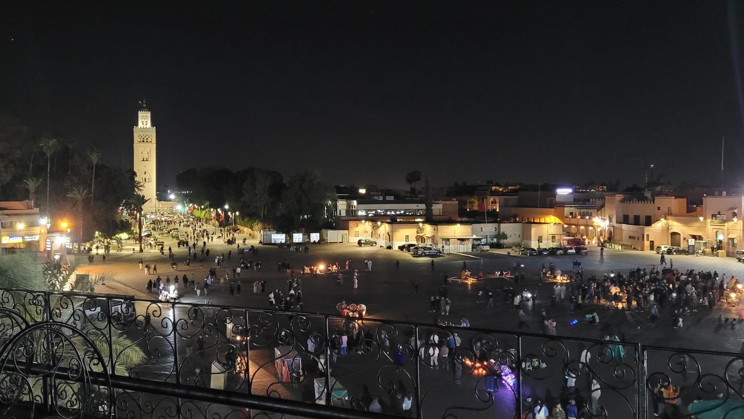 In der Stadt Marrakesch findet das Fastenbrechen nach Sonnenuntergang gemeinschaftlich auf dem großen Markplatz Djemaa el Fna statt.
In der Stadt Marrakesch findet das Fastenbrechen nach Sonnenuntergang gemeinschaftlich auf dem großen Markplatz Djemaa el Fna statt.