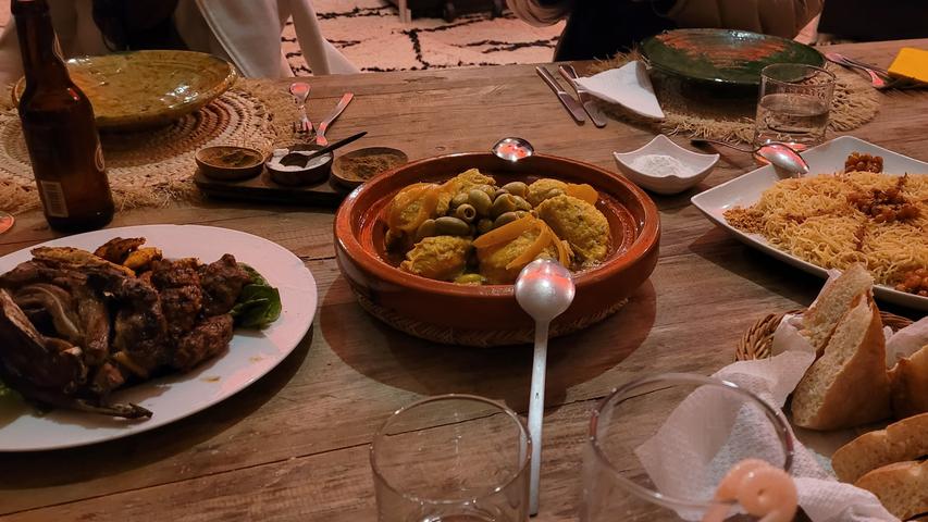 Im Anschluss an de Harira-Suppe kommt in Marokko eine Tajine auf den Tisch, ein Schmortopf mit Fleisch, Fisch oder Gemüse.
