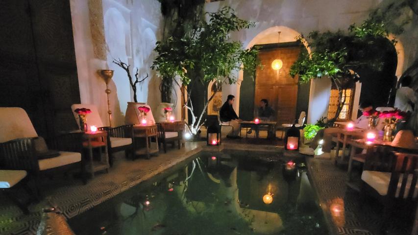 Wer in Marrakesch wohnt, bevorzugt nach dem 90-minütigen Tawih-Gebet ein Abendessen in einem Restaurant oder Riad in den Seitenstraßen der Altstadt.