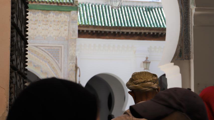 Auf dem Weg durch die Medina kommt man an einem unscheinbaren Tor vorbei. Es führt zur ältesten Universität der Welt, eine Koranschule. Sie darf nur von Muslimen betreten werden. 