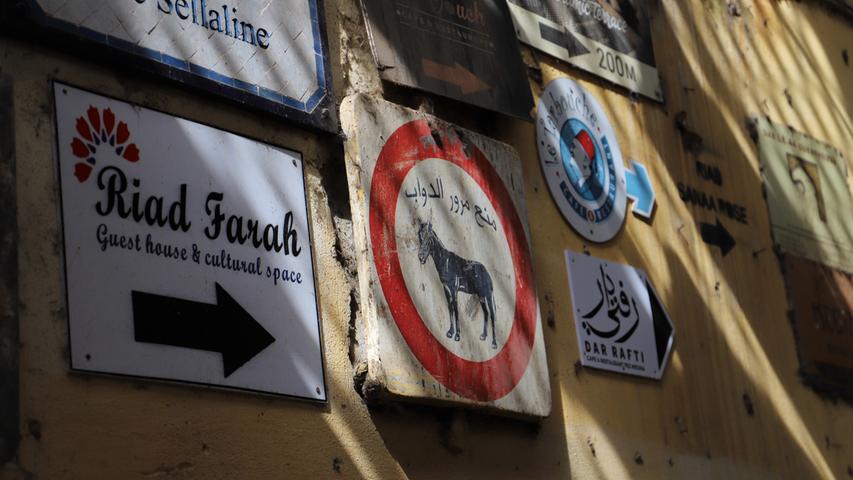 Anders als in Marrakesch, sind in der Medina von Fès Fahrzeuge und Zugtiere verboten. Nur mit dem Handkarren dürfen die Produkte transportiert werden.