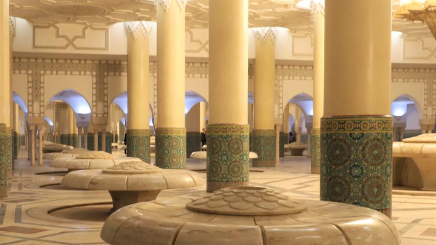 Im Untergeschoss befinden sich Brunnen, an denen können sich die Gläubigen vor dem Gebet waschen, so ist es Brauch.