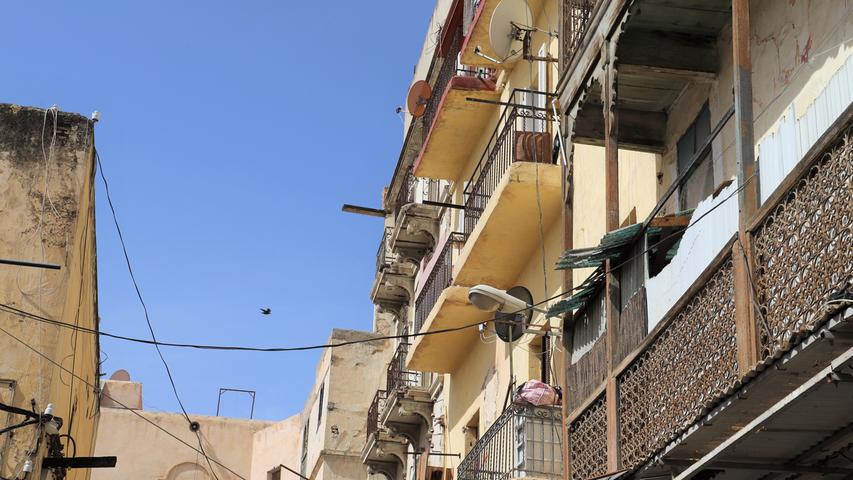Marokko ist mittlerweile ein islamischer Staat, das war nicht immer so. Das erkennt man im jüdischen Viertel der Medina von Fès. Was hier anders ist? Muslimische Häuser haben in der Regel keine Balkone. 
