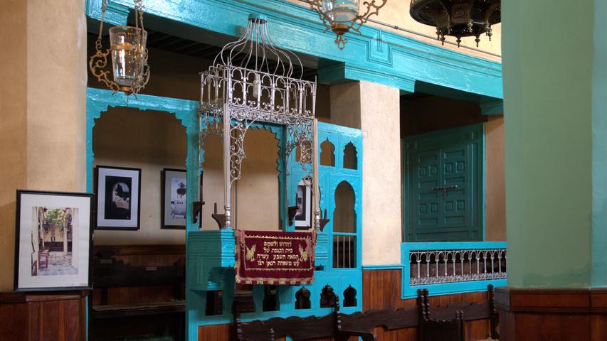 Versteckt in einer Seitenstraße gibt es auch noch eine alte Synagoge. Heute leben nur noch wenige Juden in Marokko, doch daran will das Land etwas ändern. In Kürze soll in der israelischen Hauptstadt Tel Aviv ein marokanisches Fremdenverkehrsamt öffnen. 