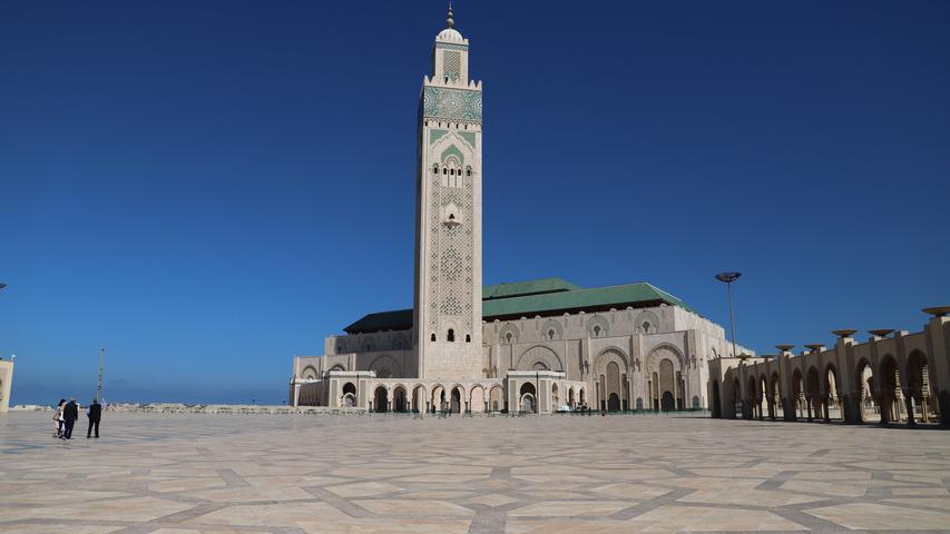 Die bekannteste Sehenswürdigkeit in Casablanca ist die Hassan-II-Moschee direkt am Meer. Sie wurde vom Vater des heutigen Königs in Auftrag gegeben und 1993 fertiggestellt. 