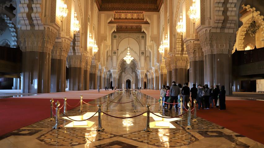 Im Inneren des Prachtbaus können bis zu 25.000 Muslime gleichzeitig beten. Im Anschluss an das Gebet wird das Schiebedach geöffnet, so kommt frische Luft in die Halle. 