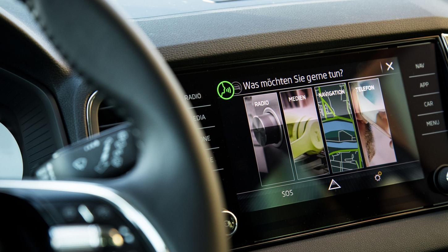 Neue Funktionen und Fehlerbehebung: Manche Features lassen sich in modernen Autos über eine Mobilfunkverbindung - "Over-the-Air" aktualisieren oder ergänzen. Neue Funktionen und Fehlerbehebung: Manche Features lassen sich in modernen Autos über eine Mobilfunkverbindung - "Over-the-Air" aktualisieren oder ergänzen.