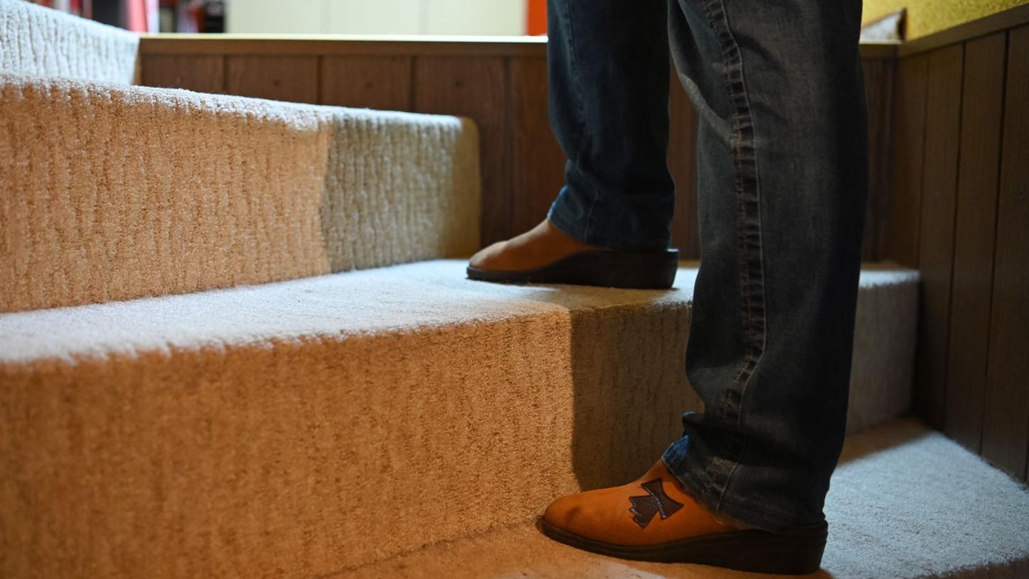 Wer nicht mehr sicher zu Fuß ist, für den kann die Treppe im Haus zur Barriere werden. Ein Treppenlift ist dann vielleicht eine Lösung. Wer nicht mehr sicher zu Fuß ist, für den kann die Treppe im Haus zur Barriere werden. Ein Treppenlift ist dann vielleicht eine Lösung.