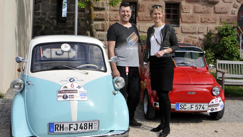 Es musste nicht immer groß und mächtig motorisiert sein: Hier bewundern Organisator Jan Seidel und Bürgermeisterin Susanne König eine Isetta (links) und einen alten Fiat 500 (rechts).