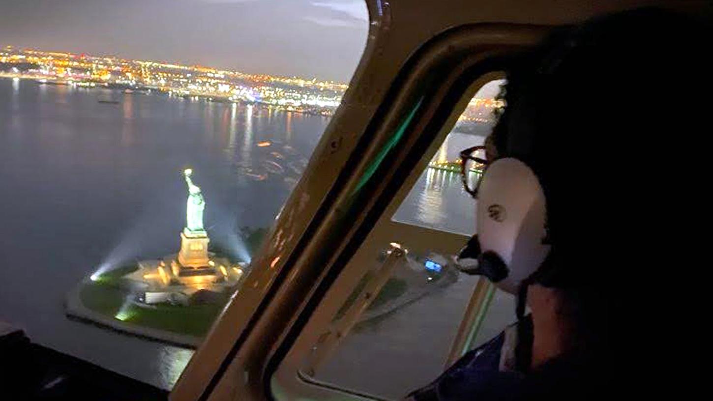 Die deutsche Hubschrauber-Pilotin Jacqueline Sellmann fliegt in der Nähe der Freiheitsstatue. Bis zu 25 mal am Tag fliegt Sellmann Gruppen von um die sechs Touristen über New York herum - immer mit Manhattan und der Freiheitsstatue auf dem Programm. Die deutsche Hubschrauber-Pilotin Jacqueline Sellmann fliegt in der Nähe der Freiheitsstatue. Bis zu 25 mal am Tag fliegt Sellmann Gruppen von um die sechs Touristen über New York herum - immer mit Manhattan und der Freiheitsstatue auf dem Programm.