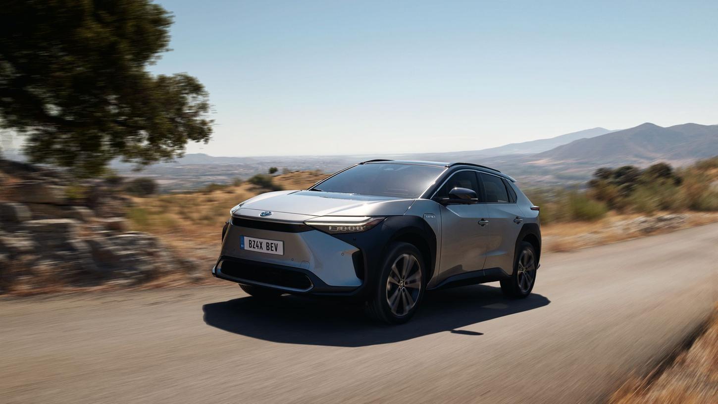 Das erste dezidierte Elektromodell von Toyota hat lange auf sich warten lassen. Mit dem bZ4x gehen die Japaner nun auf Aufholjagd. Das erste dezidierte Elektromodell von Toyota hat lange auf sich warten lassen. Mit dem bZ4x gehen die Japaner nun auf Aufholjagd.