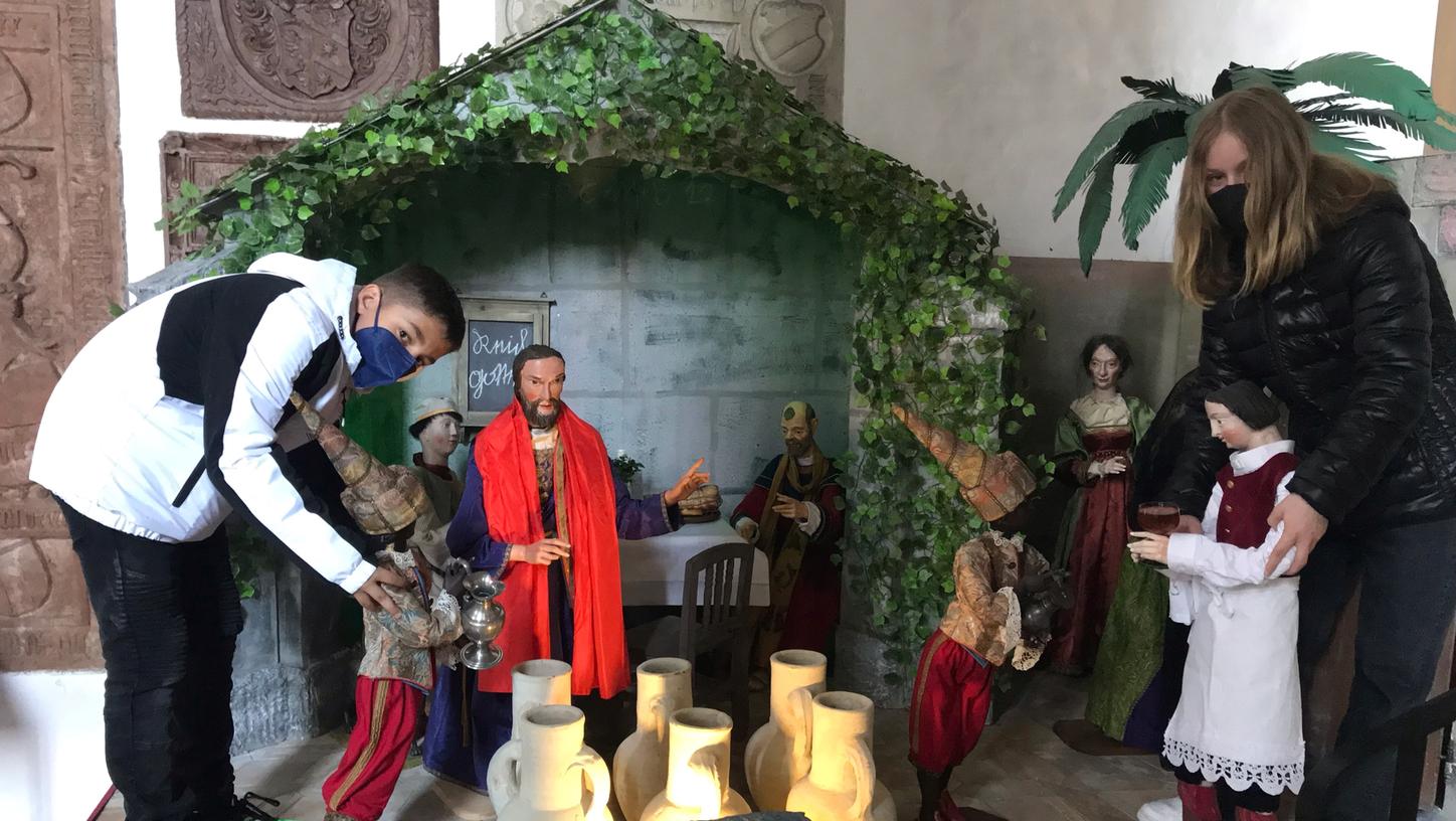 Die Firmbewerber stellen in der Münsterkrippe St. Johannes die Hochzeit zu Kana auf. Die Firmbewerber stellen in der Münsterkrippe St. Johannes die Hochzeit zu Kana auf.